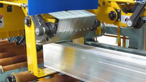 Aluminum profile on the conveyor belt
